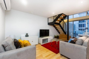 New York Lofted CBD Retreat with Pool and Parking